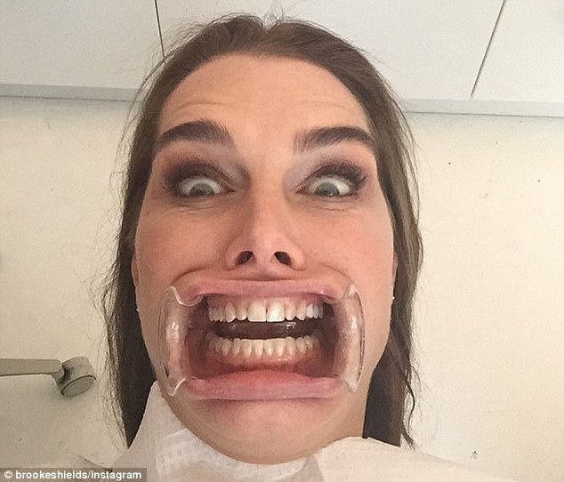 Será que ela está ensaiando para seu mais recente filme de terror? Brooke Shields postou uma selfie extremamente assustador durante seu exame odontológico na sexta-feira em Nova York